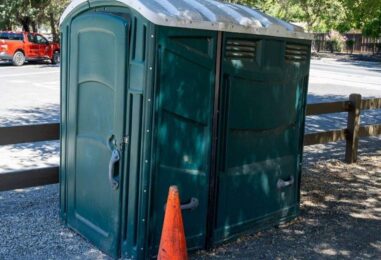 Le gouverneur de Caroline du Sud signe une loi sur les toilettes qui pourrait forcer les étudiants trans à utiliser des toilettes portables