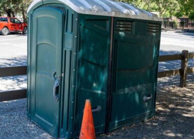 Le gouverneur de Caroline du Sud signe une loi sur les toilettes qui pourrait forcer les étudiants trans à utiliser des toilettes portables