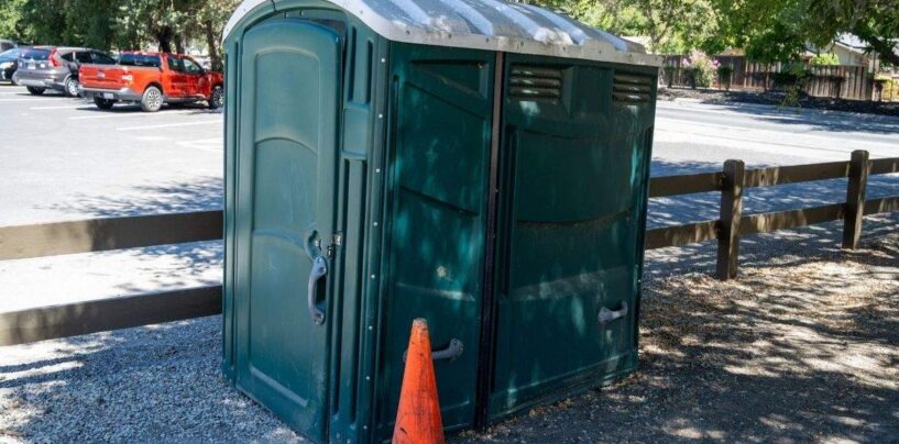 Le gouverneur de Caroline du Sud signe une loi sur les toilettes qui pourrait forcer les étudiants trans à utiliser des toilettes portables
