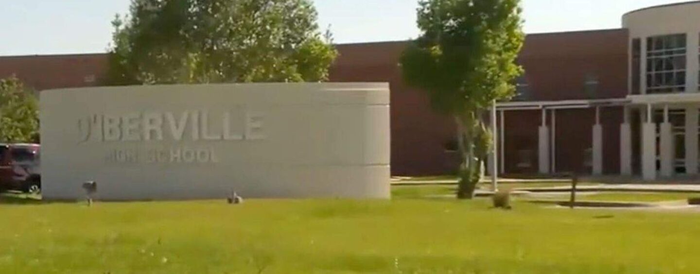 Une école du Mississippi aurait modifié le visage d'un salutatorien transgenre après l'avoir nommé mort en ligne
