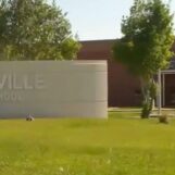 Une école du Mississippi aurait modifié le visage d'un salutatorien transgenre après l'avoir nommé mort en ligne