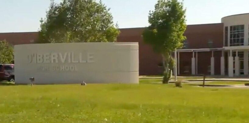 Une école du Mississippi aurait modifié le visage d'un salutatorien transgenre après l'avoir nommé mort en ligne