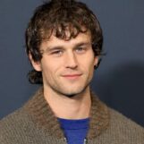 Brandon Flynn pose dans une baignoire en camboy sur de nouvelles photos virales