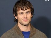 Brandon Flynn pose dans une baignoire en camboy sur de nouvelles photos virales