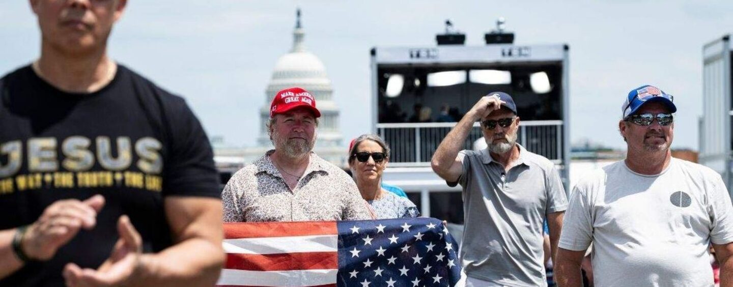 Un service de prière de neuf heures au National Mall et la haine LGBTQ+ à mi-parcours