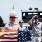 Un service de prière de neuf heures au National Mall et la haine LGBTQ+ à mi-parcours