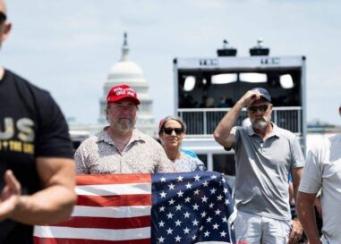 Un service de prière de neuf heures au National Mall et la haine LGBTQ+ à mi-parcours