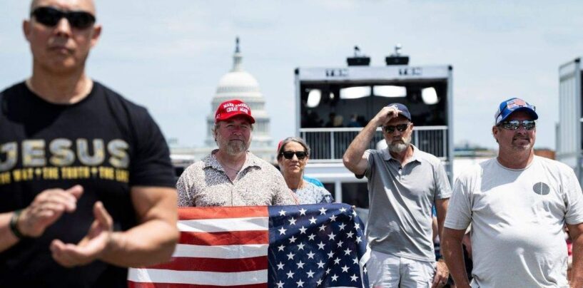 Un service de prière de neuf heures au National Mall et la haine LGBTQ+ à mi-parcours