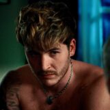 Le camboy gay dans le tabou Blue Film a été inspiré par les stars adultes préférées du réalisateur