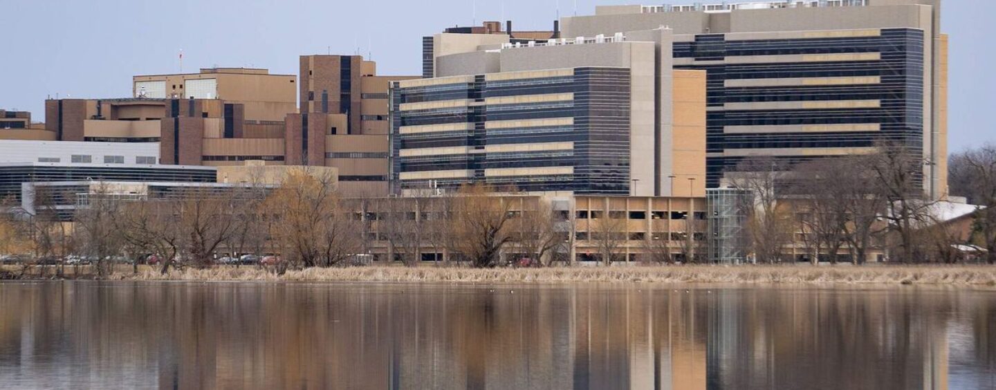 Les familles du Wisconsin exigent que les hôpitaux reprennent les soins aux jeunes trans après une décision de la Cour fédérale