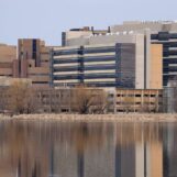 Les familles du Wisconsin exigent que les hôpitaux reprennent les soins aux jeunes trans après une décision de la Cour fédérale