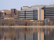 Les familles du Wisconsin exigent que les hôpitaux reprennent les soins aux jeunes trans après une décision de la Cour fédérale