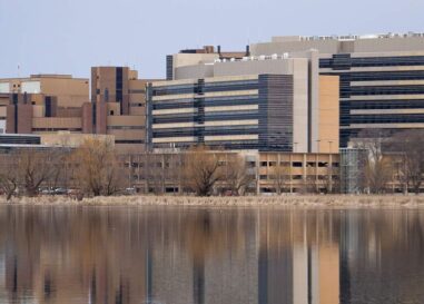 Les familles du Wisconsin exigent que les hôpitaux reprennent les soins aux jeunes trans après une décision de la Cour fédérale