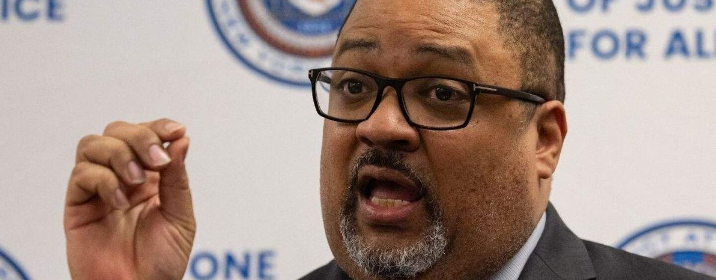 Un homme de New York inculpé de crimes de haine suite à des passages à tabac présumés contre un homosexuel