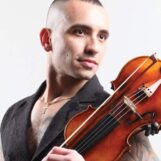 Marcos Aycox, alias The Tatted Violinist, a trouvé une vie queer meilleure grâce à la musique