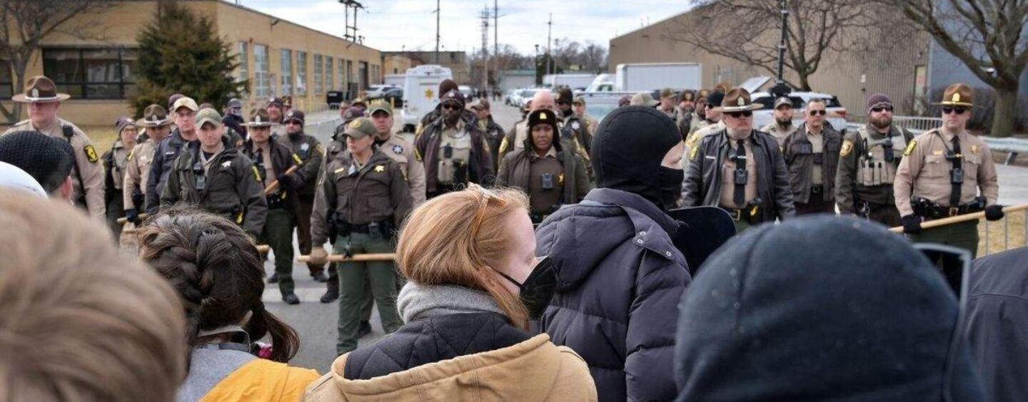Le juge stupéfait par la conduite du ministère de la Justice lors de la manifestation anti-ICE dans l'Illinois. Le procureur rejette les accusations de « Broadview Six »