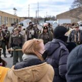 Le juge stupéfait par la conduite du ministère de la Justice lors de la manifestation anti-ICE dans l'Illinois. Le procureur rejette les accusations de « Broadview Six »