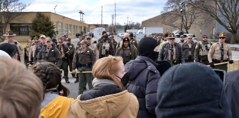 Le juge stupéfait par la conduite du ministère de la Justice lors de la manifestation anti-ICE dans l'Illinois. Le procureur rejette les accusations de « Broadview Six »