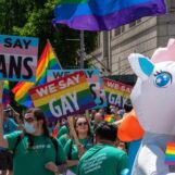 Ces 8 démocrates ont voté pour le projet de loi national républicain « Don't Say Trans » adopté par la Chambre.