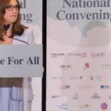 Sarah McBride, évoquant la bataille de son mari contre le cancer, lance un appel émouvant en faveur d'un congé familial payé