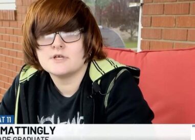 Un élève gay de 8e année du Kentucky dénonce le « racisme » et « l'homophobie » de son école dans un discours viral de remise des diplômes
