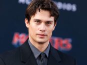 Les abdos déchirés de Nicholas Galitzine deviennent viraux dans la bande-annonce des Maîtres de l'Univers