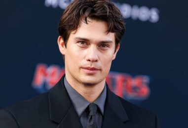 Les abdos déchirés de Nicholas Galitzine deviennent viraux dans la bande-annonce des Maîtres de l'Univers
