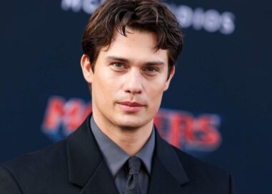 Les abdos déchirés de Nicholas Galitzine deviennent viraux dans la bande-annonce des Maîtres de l'Univers