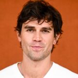 KJ Apa porte une paire de sous-vêtements mouillés au bord de la piscine sur une nouvelle photo virale