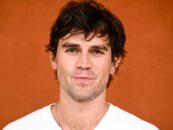 KJ Apa porte une paire de sous-vêtements mouillés au bord de la piscine sur une nouvelle photo virale