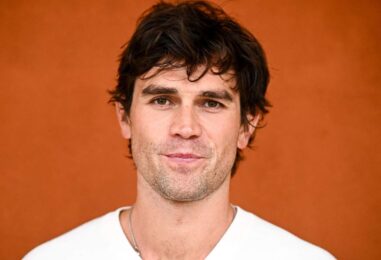 KJ Apa porte une paire de sous-vêtements mouillés au bord de la piscine sur une nouvelle photo virale