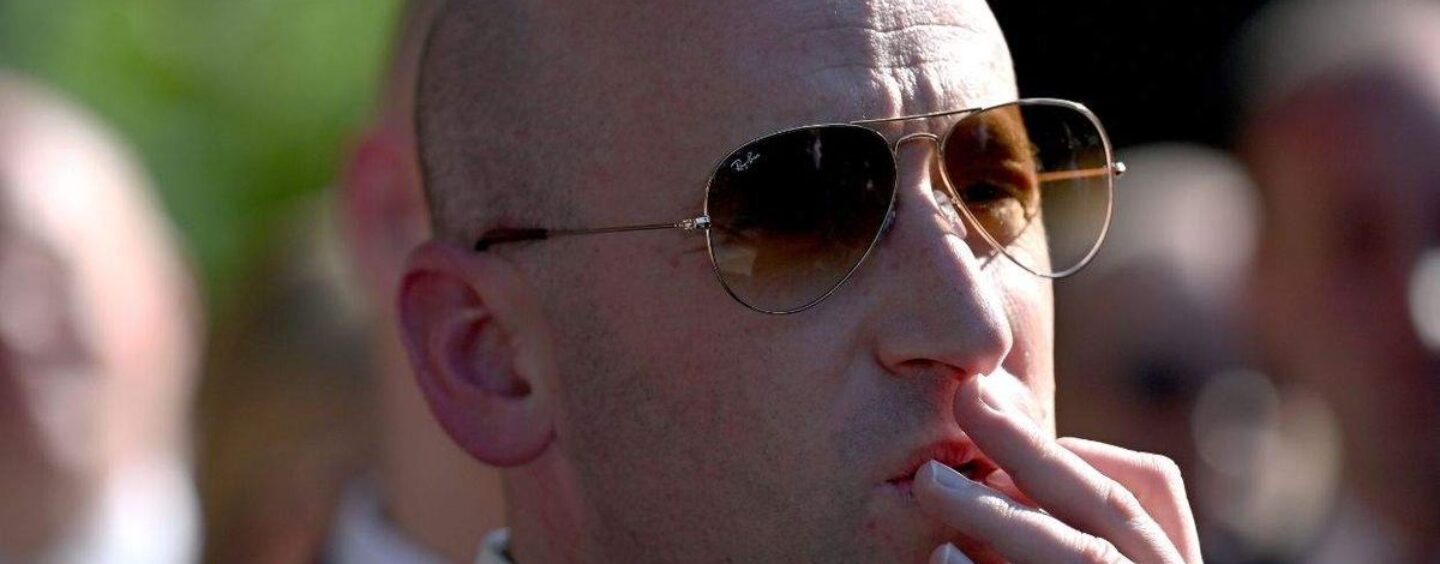 Stephen Miller a publié un article anti-trans à propos de James Talarico. La réponse de la DNC a fait mouche