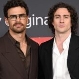 Theo James et Aaron Taylor-Johnson fléchissent leurs abdos sexy dans le nouveau film Fuze