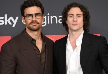 Theo James et Aaron Taylor-Johnson fléchissent leurs abdos sexy dans le nouveau film Fuze