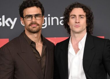 Theo James et Aaron Taylor-Johnson fléchissent leurs abdos sexy dans le nouveau film Fuze