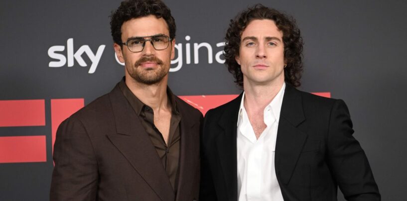 Theo James et Aaron Taylor-Johnson fléchissent leurs abdos sexy dans le nouveau film Fuze