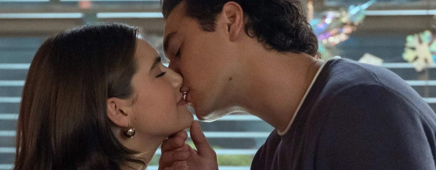 La romance épicée du hockey hors campus a un écart d'âge dont les fans ne peuvent s'empêcher de débattre