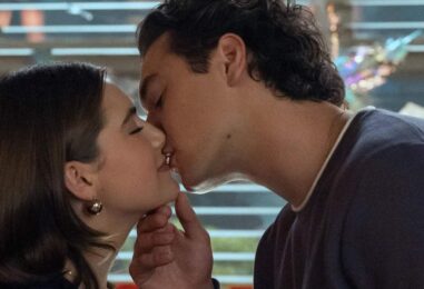 La romance épicée du hockey hors campus a un écart d'âge dont les fans ne peuvent s'empêcher de débattre