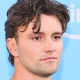 La star de Off Campus, Khobe Clarke, se déshabille et porte des sous-vêtements blancs moulants sur des photos virales
