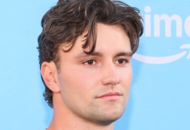 La star de Off Campus, Khobe Clarke, se déshabille et porte des sous-vêtements blancs moulants sur des photos virales