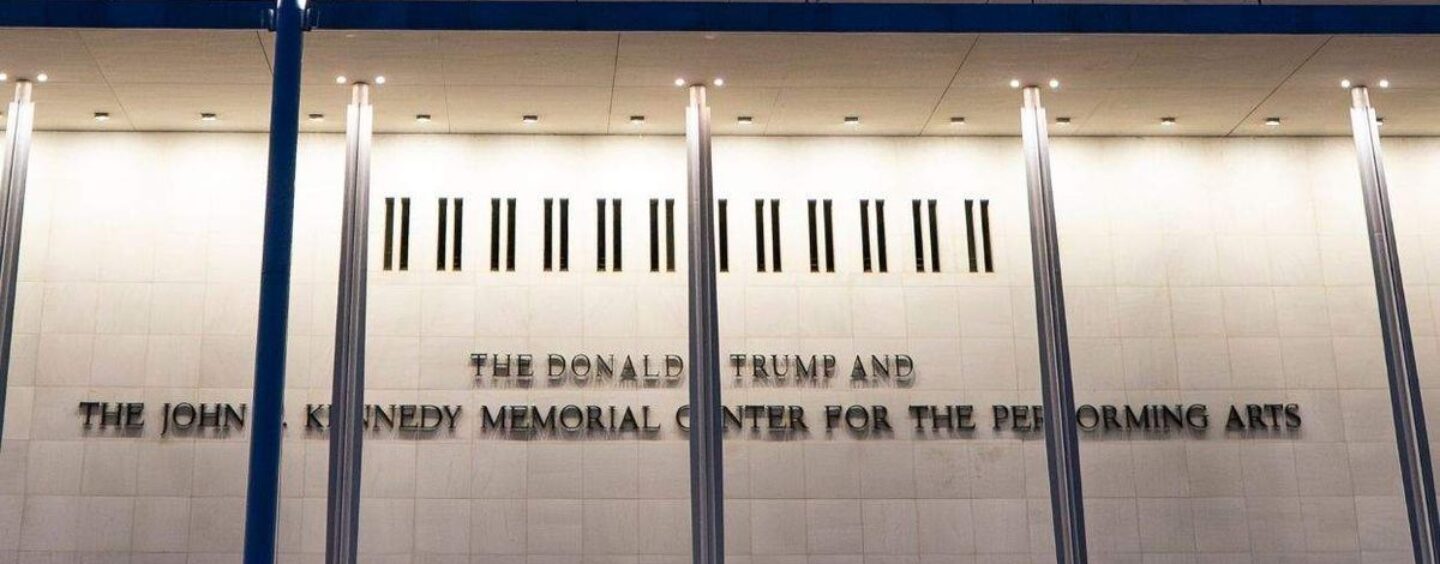 Un juge fédéral ordonne que le nom de Trump soit retiré du Kennedy Center