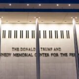 Un juge fédéral ordonne que le nom de Trump soit retiré du Kennedy Center
