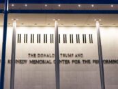 Un juge fédéral ordonne que le nom de Trump soit retiré du Kennedy Center