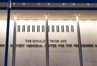 Un juge fédéral ordonne que le nom de Trump soit retiré du Kennedy Center