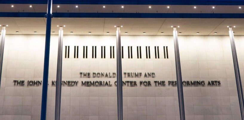 Un juge fédéral ordonne que le nom de Trump soit retiré du Kennedy Center
