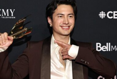 Hudson Williams se passionne pour ses « yeux gays » lors de son discours de remise de prix