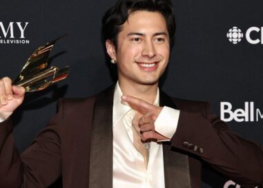 Hudson Williams se passionne pour ses « yeux gays » lors de son discours de remise de prix