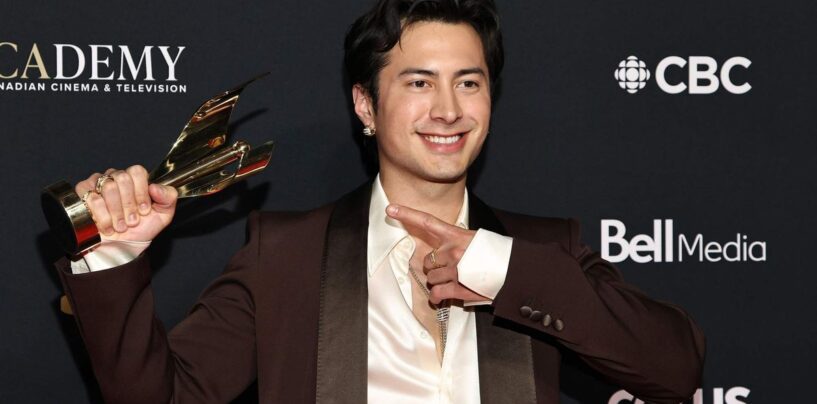 Hudson Williams se passionne pour ses « yeux gays » lors de son discours de remise de prix