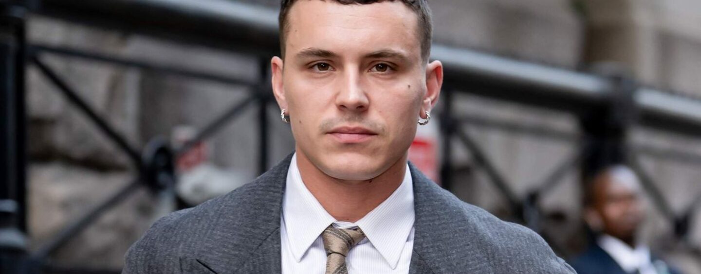 La star d'élite Arón Piper porte des slips blancs moulants lors d'une nouvelle séance photo sexy