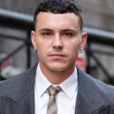 La star d'élite Arón Piper porte des slips blancs moulants lors d'une nouvelle séance photo sexy